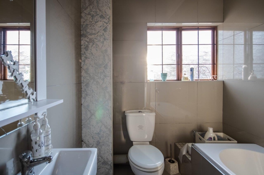 5 Bedroom Property for Sale in Birdwood Estate North West